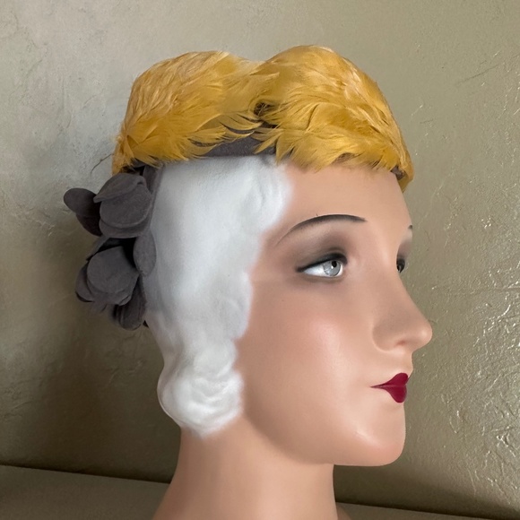 FANCY 1930s\' GRAY FELT TILT HAT WITH FELT FLOWERS, GOLD FEATHERS & \
